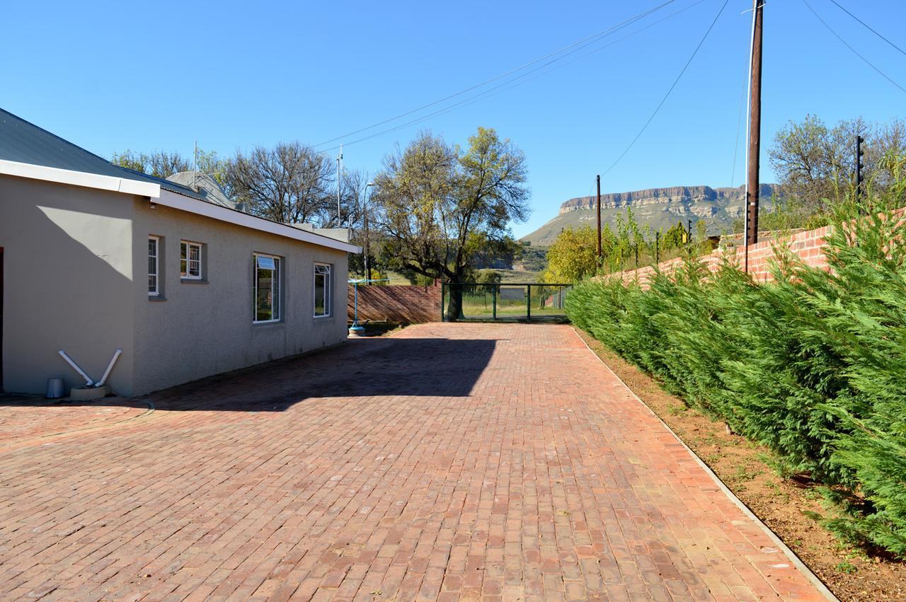 Village Lodge Гаррисмит Экстерьер фото
